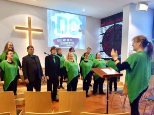 Chor Chooorisma singt unter der Leitung von Coelestina Lerch im Gottesdienst.